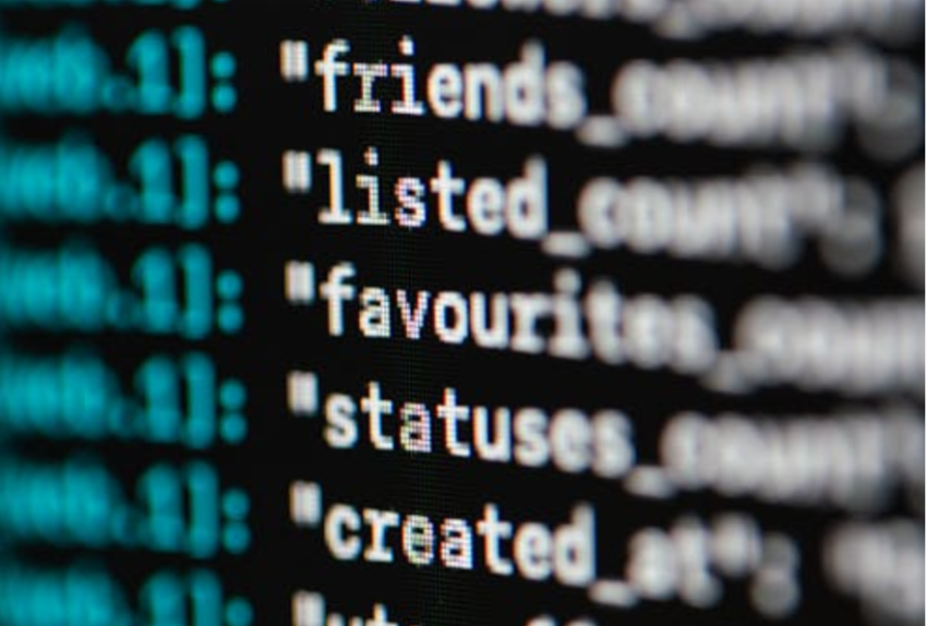 Close-up de código JSON em monitor, ilustrando estrutura de dados armazenados em banco de dados MySQL 