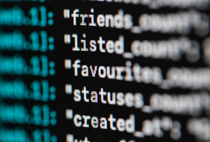 Close-up de um monitor exibindo dados em formato JSON, representando a informação estruturada que é armazenada e gerenciada por um banco de dados como o MySQL.