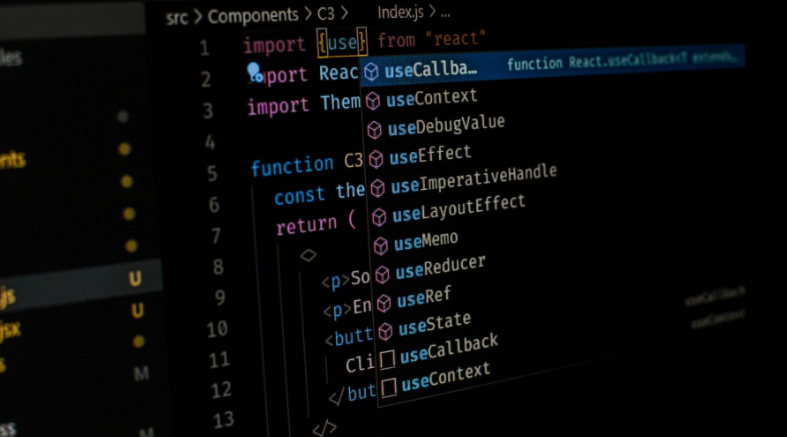 Close-up de um código-fonte de um componente React, ilustrando o ambiente de desenvolvimento front-end onde um framework como o Bootstrap é aplicado.