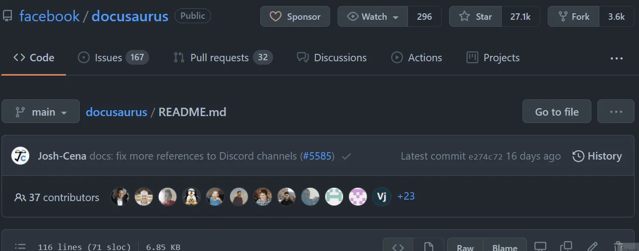 Gif scrollando o repositório Docusaurus no GitHub, onde é possível notar um README bastante detalhado, com logo de um dinossauro olhando documentos, badges, descrição do projeto, funcionalidades, processo de instalação, contato, contribuidores, desenvolvedores e licença. 