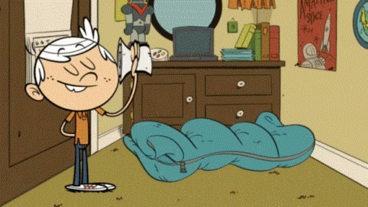 Garoto em um quarto de criança com pôsteres na parede e brinquedos ao fundo,  segurando uma longa lista que se desenrola pelo chão. 