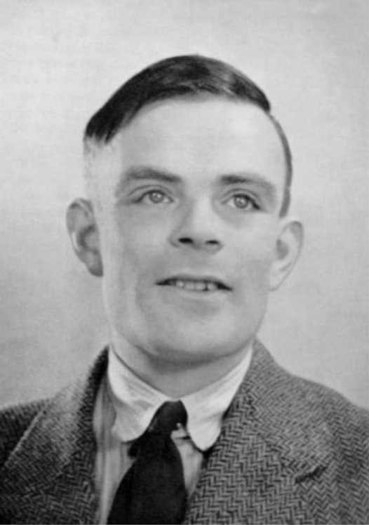 Imagem de Alan Turing, um homem caucasiano e de cabelos escuros curto. 