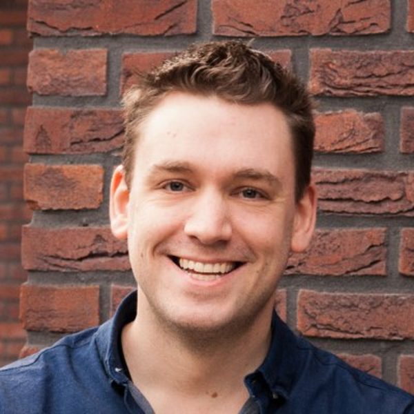 Foto de Vincent Driessen, criador do modelo Git Flow, homem caucasiano, cabelo loiro escuro, olhos castanhos, sorrindo. Vestindo uma blusa azul social.