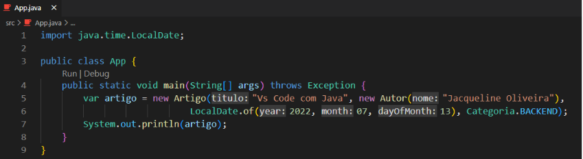 alt text: Imagem com fundo preto, mostrando a implementação do método main, incluindo a criação de um objeto do tipo artigo e a impressão do seu conteúdo com o comando System.out.println. 