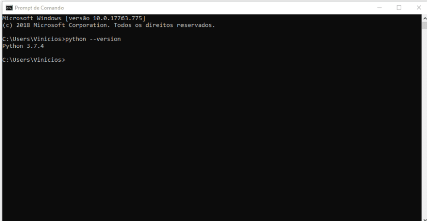 Tela do Prompt de Comando com o cabeçalho inicial, logo abaixo o comando “python --version” e o retorno do comando com a mensagem “Python 3.7.4” 
