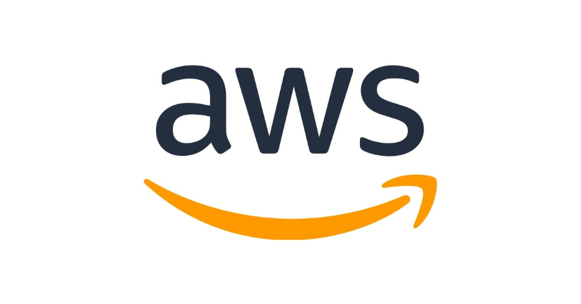 Logo oficial da AWS, em fundo branco. A logo é composta pela sigla “AWS”, em letras minúsculas, na cor preta. Abaixo, uma seta curva direcionada à direita, na cor laranja. 
