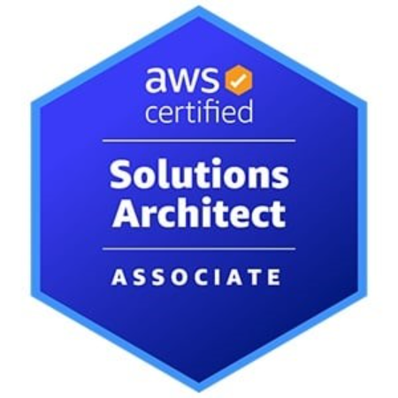 Selo de certificação AWS, em formato hexagonal e fundo azul. Em branco, no interior do selo, encontra-se o nome da certificação “AWS Certified Solutions Architect - Associate”. 