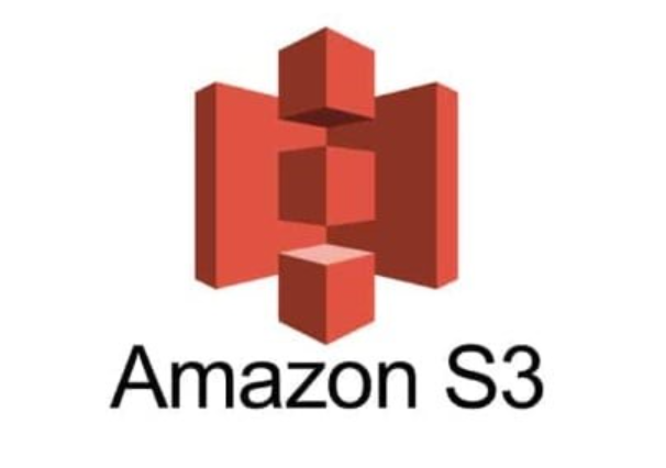 Logo oficial da Amazon S3, em fundo branco. O logo representa um balde/bucket laranja composto por blocos tridimensionais, simbolizando armazenamento de objetos. Abaixo, o texto 'Amazon S3' em preto.  