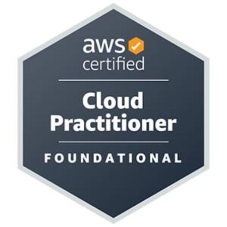 Selo de certificação AWS, em formato hexagonal e fundo preto. Em branco, no interior do selo, encontra-se o nome da certificação “AWS Certified Cloud Practitioner - Foundational”. 