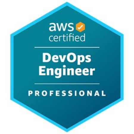 Selo de certificação AWS, em formato hexagonal e fundo verde. Em branco, no interior do selo, encontra-se o nome da certificação “AWS Certified DevOps Engineer - Professional”. 