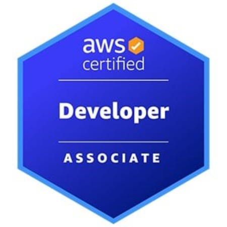Selo de certificação AWS, em formato hexagonal e fundo azul. Em branco, no interior do selo, encontra-se o nome da certificação “AWS Certified Developer - Associate”. 