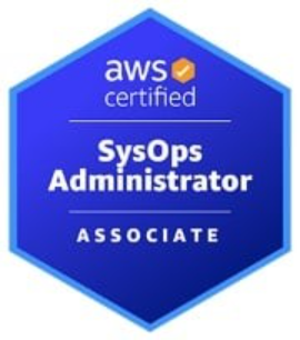 Selo de certificação AWS, em formato hexagonal e fundo azul. Em branco, no interior do selo, encontra-se o nome da certificação “AWS Certified SysOps Administrator - Associate”. 