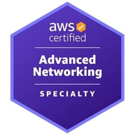 Selo de certificação AWS, em formato hexagonal e fundo roxo. Em branco, no interior do selo, encontra-se o nome da certificação “AWS Certified Advanced Networking - Specialty”. 