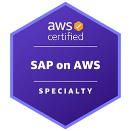 Selo de certificação AWS, em formato hexagonal e fundo preto. Em branco, no interior do selo, encontra-se o nome da certificação “AWS Certified SAP on AWS - Specialty”. 