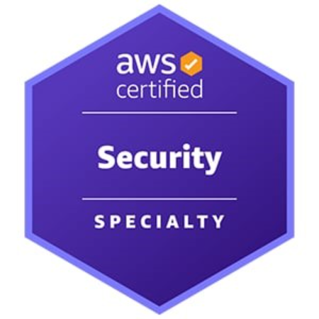 Selo de certificação AWS, em formato hexagonal e fundo roxo. Em branco, no interior do selo, encontra-se o nome da certificação “AWS Certified Security - Specialty”. 