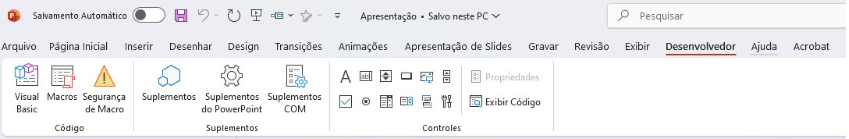 Cabeçalho de ferramentas do PowerPoint com a aba “Desenvolvedor” selecionada e as suas respectivas funcionalidades visíveis. 