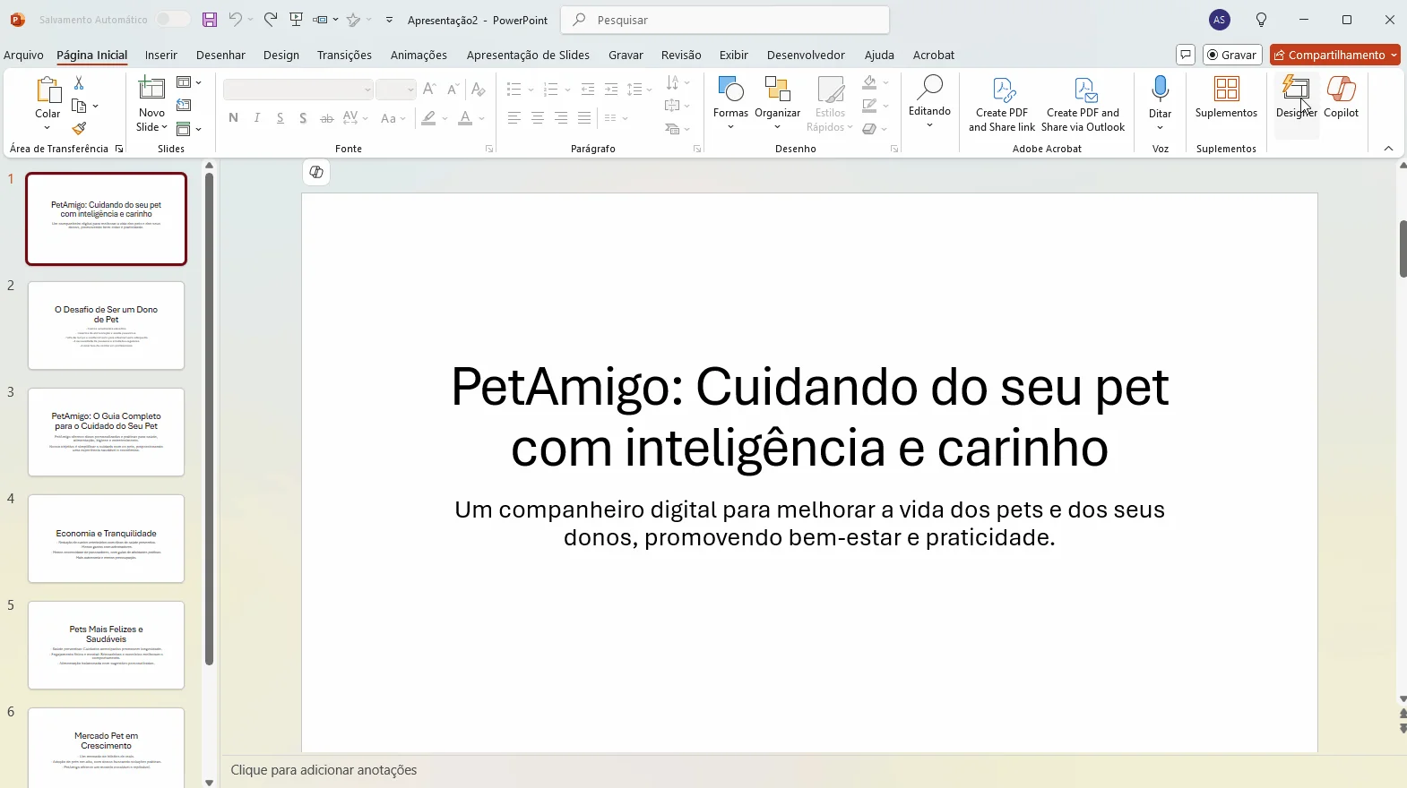 Gif animado que mostra o uso da ferramenta “Designer”, que cria novos layouts para slides no PowerPoint. São selecionadas duas opções oferecidas pela ferramenta. Ambas têm uma imagem de um cachorro. Na primeira trata-se de um vídeo no animal sobreposto por texto. Na segunda a imagem está estática com o texto entrando animado. 