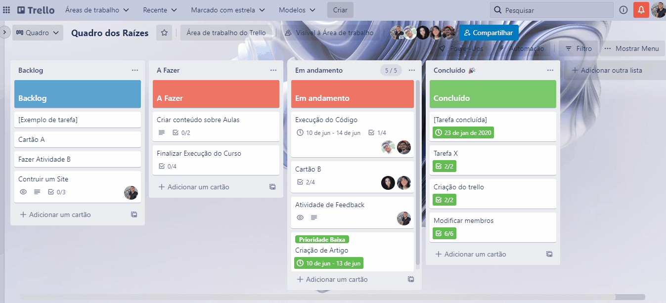 GIF colorido da interface do Trello. Na interface da ferramenta Trello existem quatro colunas, uma coluna com título “Backlog”, “Fazendo”, “Em andamento” e “Concluído”. Na coluna de “Backlog” existem cinco cartões retangulares, o primeiro com fundo azul e título “Backlog” e os outros quatro com fundo branco, onde os títulos dos cartões são “Exemplo de tarefa”, “Cartão A”, “Fazer Atividade B” e “Construir um Site”. Na coluna de “A Fazer” existem três cartões retangulares, o primeiro com fundo vermelho e título “A Fazer” e os outros dois com fundo branco, onde os títulos dos cartões são “Criar conteúdo sobre Aulas”, e “Finalizar Execução do do Curso”. Na coluna de “Em andamento” existem quatro cartões retangulares, um de fundo vermelho e título “Em andamento” e três de fundo branco, onde os títulos dos cartões são“Execução do código”, “Cartão B” e “Atividade de Feedbacks”.Na coluna de “Concluído” existem cinco cartões retangulares, um de fundo verde e título “Concluído” e quatro de fundo branco, onde os títulos dos cartões são“Tarefa concluída