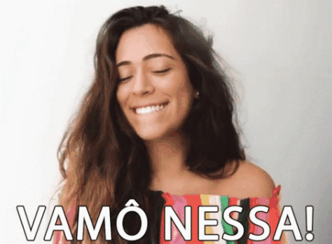 Gif de uma moça de cabelos longos e blusa listrada colorida apontando para o leitor, com o texto: 