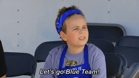 Gif animado de um menino, vestido com um avental azul com o nome Charlie bordado e uma bandana azul, gritando 