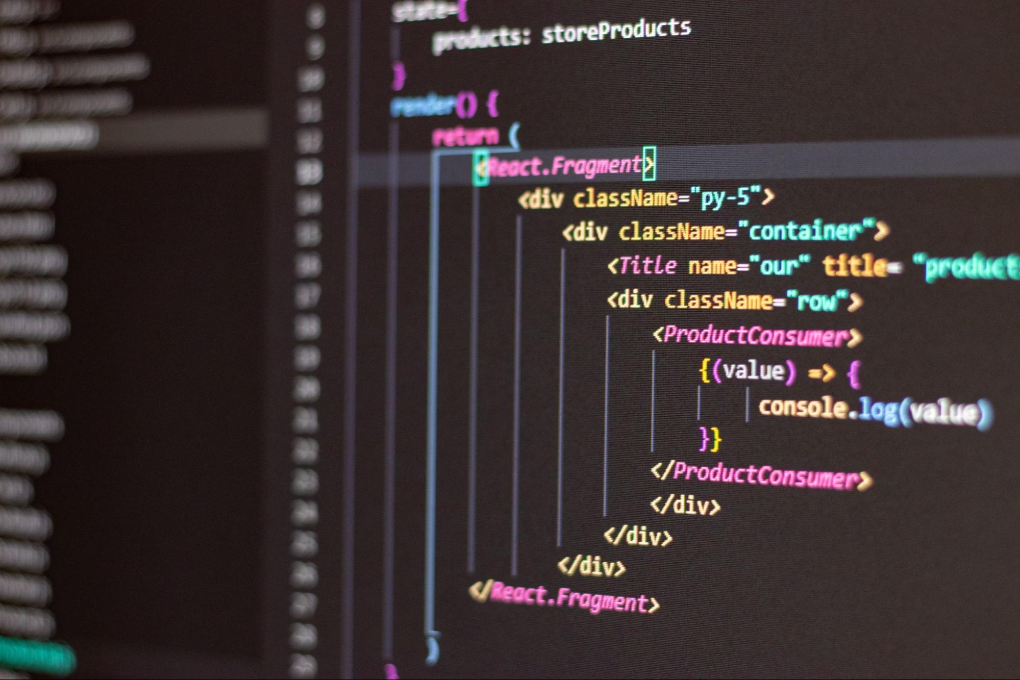 Tela do computador com códigos de programação.