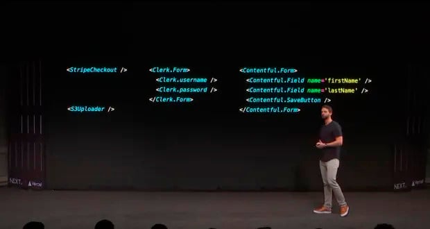 Sam Selikof está se apresentando em um palco ao lado de uma tela que exibe três fragmentos de código fonte distintos para componentes de uma aplicação web. No lado esquerdo, o componente '<StripeCheckout / class=