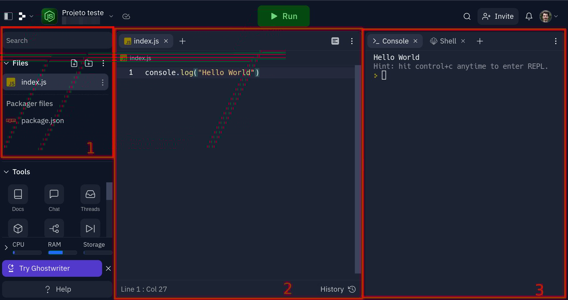 Imagem que mostra a interface de desenvolvimento de um projeto utilizando o Replit. A imagem está dividida em três partes, com  três destaques em vermelho, numerados de 1 a 3 e postos da esquerda para a direita. O primeiro destaque, à esquerda, denota a árvore de diretórios do projeto, o segundo destaque denota o arquivo no qual deve ser inserido o código e o terceiro denota o console no qual irá aparecer o resultado do código após executá-lo. Existe ainda uma linha de código que diz - console.log(
