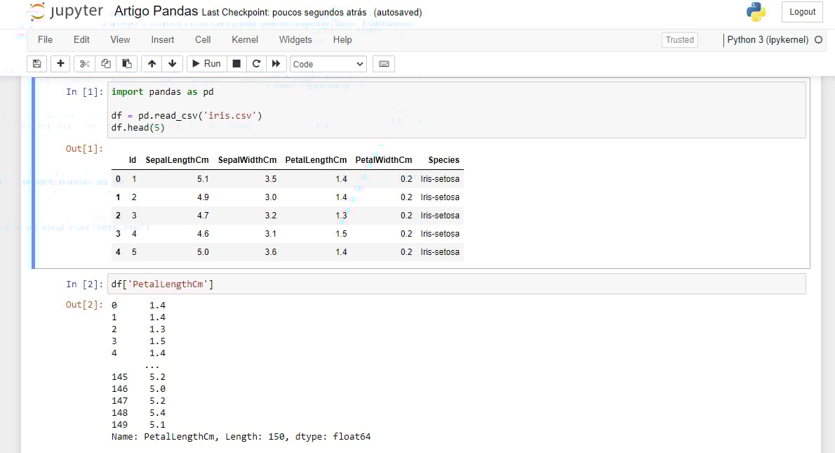 Captura de tela do Jupyter Notebook com o arquivo nomeado “Artigo Pandas” aberto, exibindo um código de entrada em “In [1]” e sua saída em “Out [1]”. Também é possível ver uma segunda entrada de código em “In [2]”. No código, na primeira célula, são mostradas as 5 primeiras linhas do Dataset Iris, e na segunda, é exibida a Series da variável PetalLengthCm.