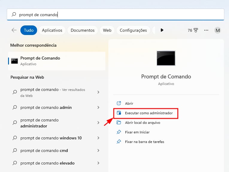 Captura de tela em recorte. Na imagem, é mostrado o buscador do Windows com o texto “Prompt de Comando” no campo de busca no canto superior. Na lateral direita, é mostrado um quadro com o aplicativo do Prompt de Comando, onde aparecem as opções “Abrir”, “Executar como administrador”, “Abrir local do arquivo”, “Fixar em iniciar” e “Fixar na barra de tarefas”. A segunda opção, “Executar como administrador” é destacada com um quadro retangular vermelho.