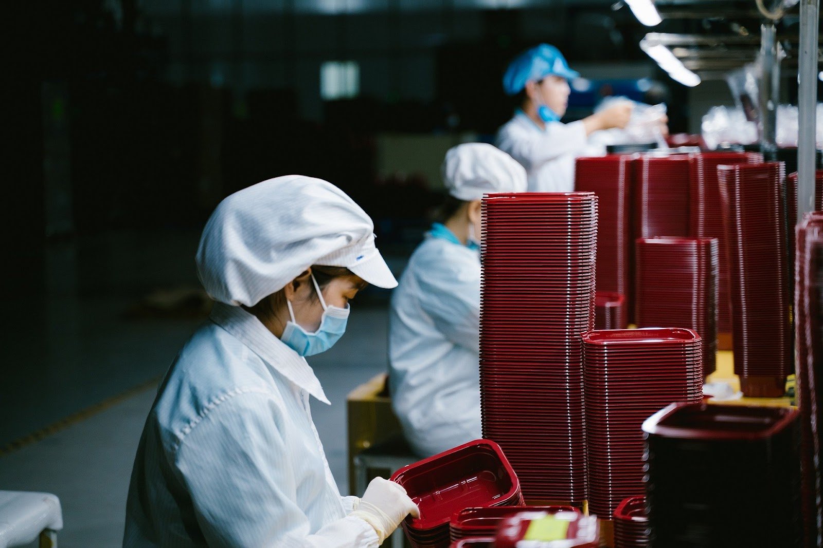 Pessoas trabalhando na linha de produção.