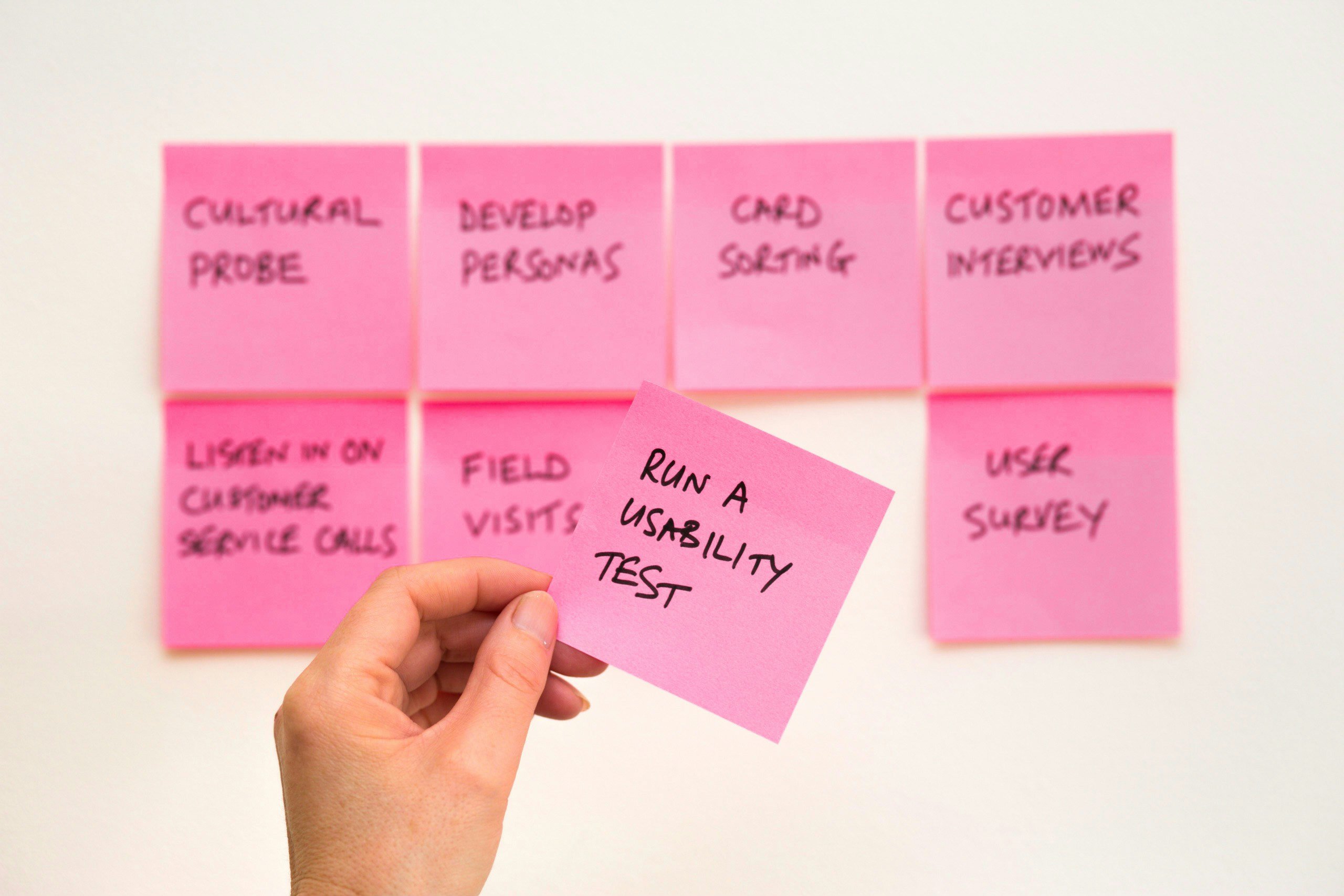 Na imagem é possível ver oito post-its rosas, com a frase 