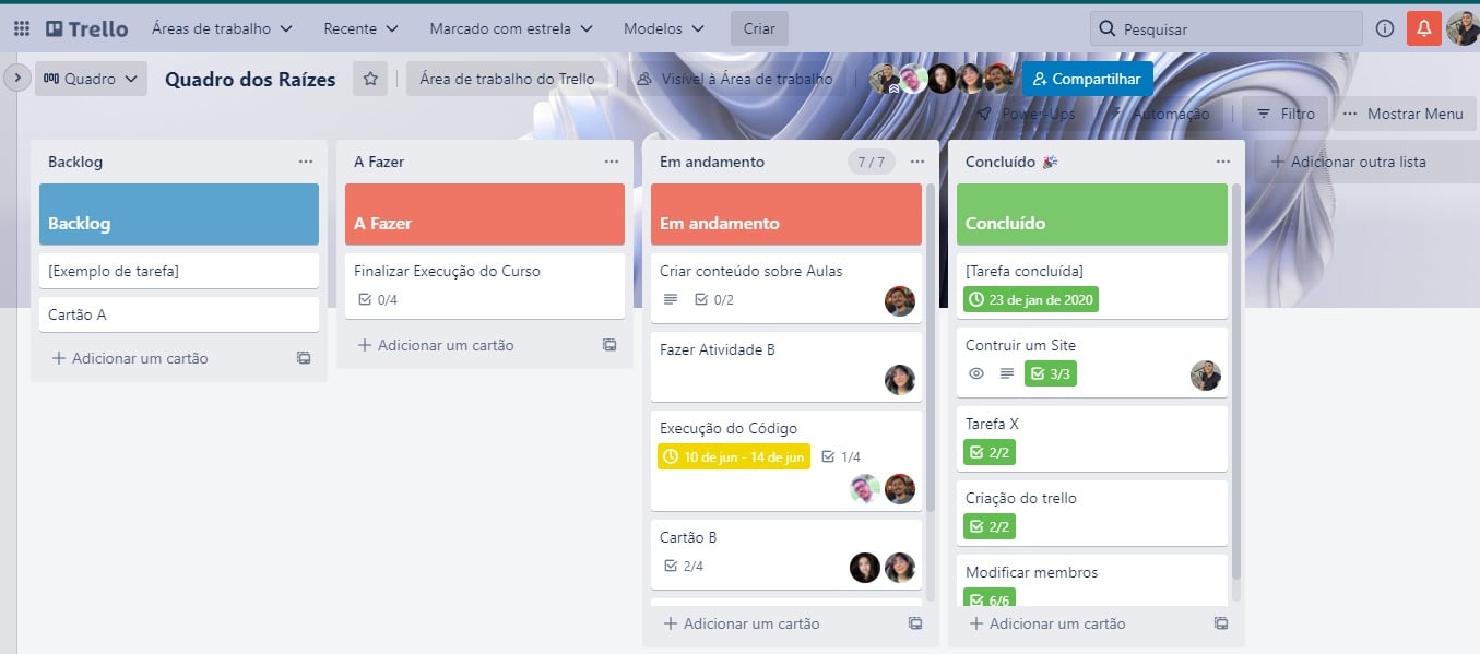 Captura de tela colorida de um quadro do Trello. Na interface da ferramenta Trello existem quatro colunas: uma coluna com título “Backlog”, “Fazendo”, “Em andamento” e “Concluído”. Na coluna de “Backlog” existem cinco cartões retangulares, o primeiro com fundo azul e título “Backlog” e os outros quatro com fundo branco, onde os títulos dos cartões são “Exemplo de tarefa”, “Cartão A”, “Fazer Atividade B” e “Construir um Site”. Na coluna de “A Fazer” existem três cartões retangulares, o primeiro com fundo vermelho e título “A Fazer” e os outros dois com fundo branco, onde os títulos dos cartões são “Criar conteúdo sobre Aulas”, e “Finalizar Execução do do Curso”. Na coluna de “Em andamento” existem quatro cartões retangulares, um de fundo vermelho e título “Em andamento” e três de fundo branco, onde os títulos dos cartões são“Execução do código”, “Cartão B” e “Atividade de Feedbacks”. Na coluna de “Concluído” existem cinco cartões retangulares, um de fundo verde e título “Concluído” e quatro de fundo branco, onde os títulos dos cartões são “Tarefa concluída