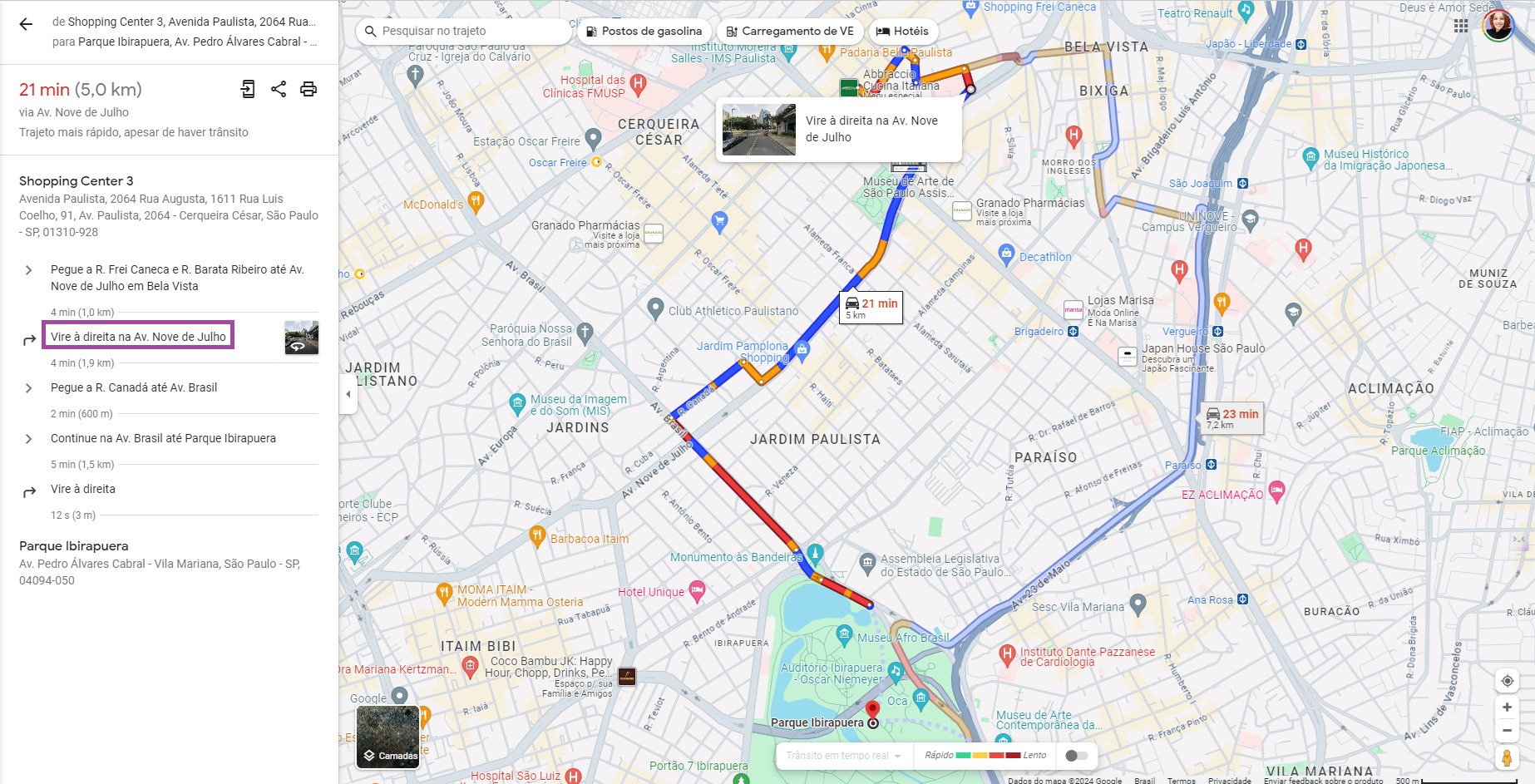 Printscreen do site do Google Mapas mostrando trajeto entre Shopping Center 3 e Parque do Ibirapuera em São Paulo, com retângulo em roxo na frase “Vire à direita na Av. Nove de Julho.