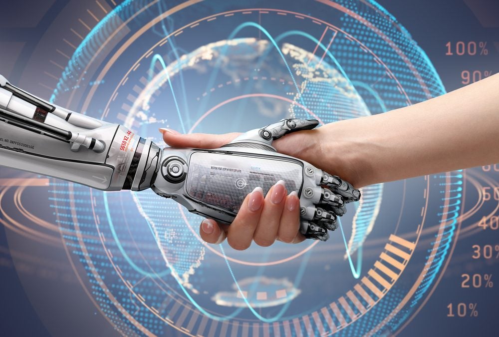 Mão de robô apertando mão humana simbolizando união entre a tecnologia e inteligência artificial com humanos