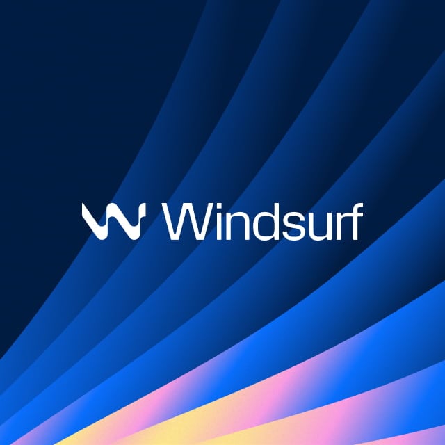 Logotipo oficial do editor de código Windsurf sobre um fundo abstrato com listras gradientes em azul e amarelo, simbolizando a velocidade e a nova onda de programação.