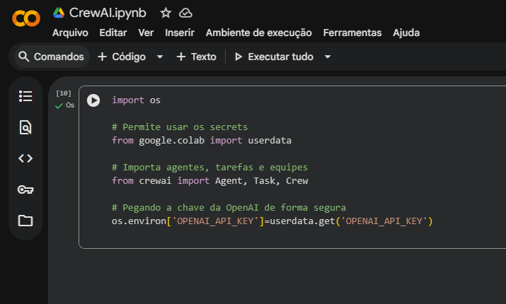 Código Python em notebook CrewAI no Google Colab configurando chave da API da OpenAI com segurança via 'userdata', e importando classes Agent, Task e Crew para criação de agentes autônomos.