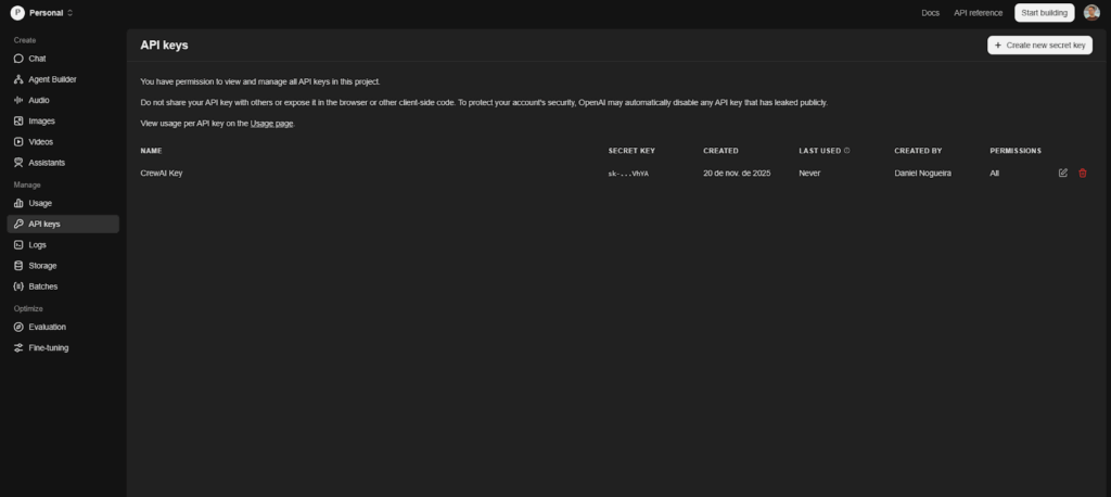 Interface de gerenciamento de API Keys da OpenAI em modo escuro, exibindo chave secreta ativa chamada 'CrewAI Key', com data de criação, permissões e opções de edição, usada para integrar agentes de inteligência artificial em projetos Python.