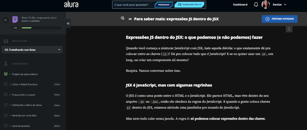 Para saber mais: expressões JS dentro do JSX. Visual padrão com barra lateral à esquerda mostrando o curso e suas aulas. Área principal contém texto corrido, seções com títulos em negrito e código formatado. Fundo escuro com letras brancas.