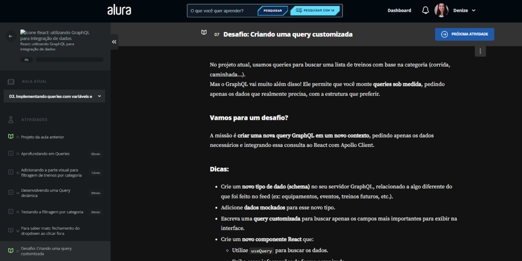 Desafio: Criando uma query customizada. Interface com fundo escuro e layout dividido: à esquerda, barra lateral com o progresso do curso "React: utilizando GraphQL para integração de dados" e a lista de aulas. À direita, área principal com o título da atividade no topo, seguido de texto explicativo e uma seção de dicas em lista com marcadores. No topo, há barra com logo da Alura, campo de busca e avatar do usuário