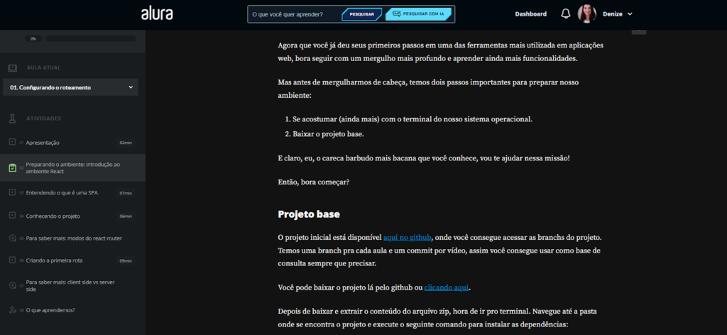 Preparando o ambiente: introdução ao ambiente React. Interface dividida com menu lateral escuro à esquerda listando as atividades do módulo. À direita, texto explicativo em fundo escuro com listas numeradas e destaque em branco. Título da aula aparece em destaque no topo da área de conteúdo.