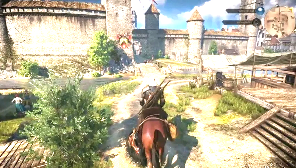 Captura de tela de The Witcher 3: Wild Hunt. O bruxo Geralt de Rívia aparece montado em seu cavalo, Carpeado, atravessando uma ponte de madeira em direção a uma vila medieval fortificada sob céu limpo.