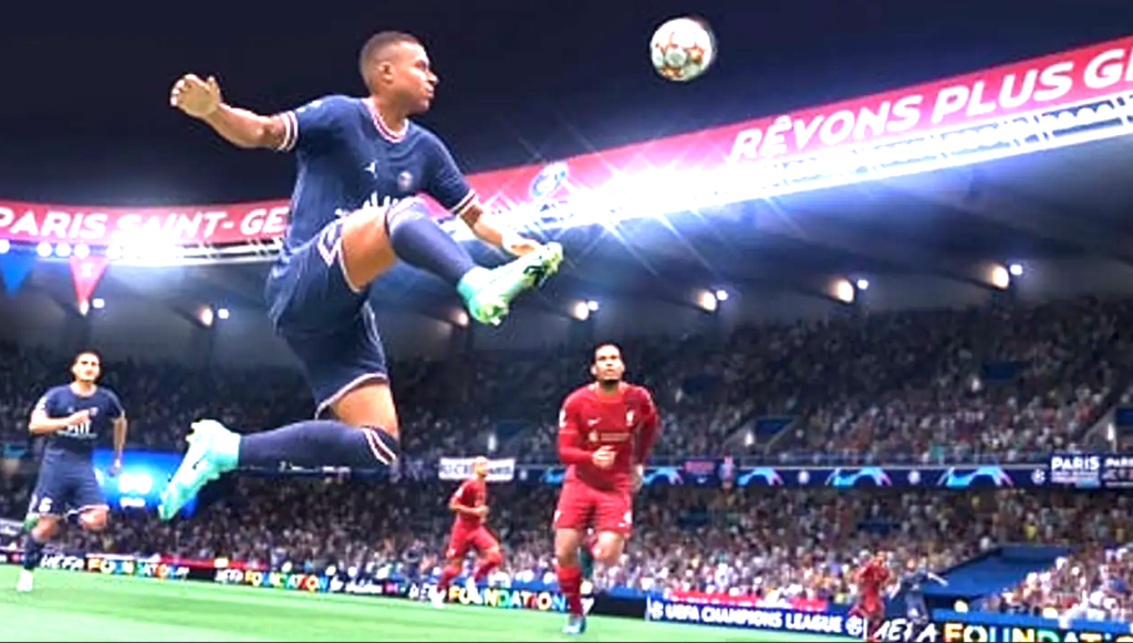 Captura de tela do jogo de futebol EA Sports FC. O jogador Kylian Mbappé aparece em destaque realizando um movimento acrobático de chute durante uma partida da Champions League.