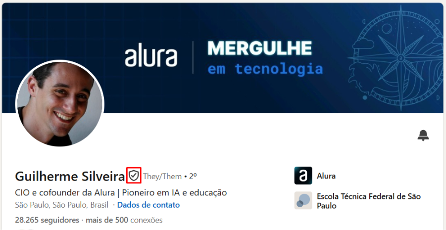 Banner de perfil do LinkedIn com fundo azul da Alura e a frase “Mergulhe em tecnologia”, com o selo de verificação.
