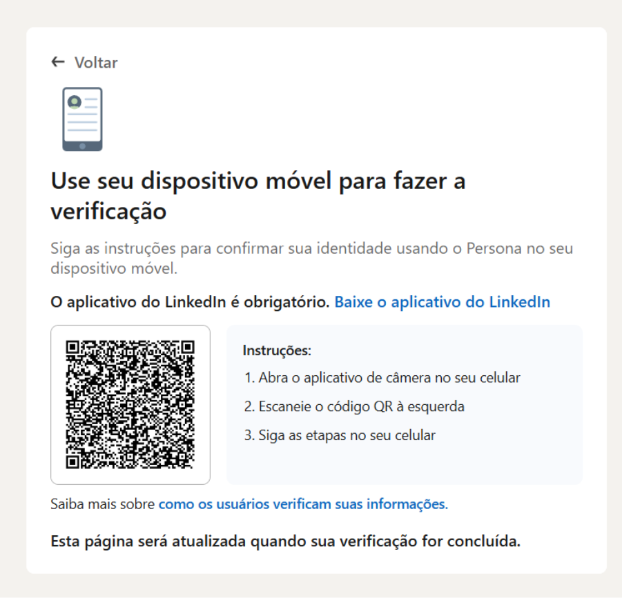 Tela de verificação do LinkedIn pedindo para usar um dispositivo móvel. Exibe um QR code à esquerda e instruções à direita: abrir a câmera do celular, escanear o código e seguir as etapas no telefone. Informa que o aplicativo do LinkedIn é obrigatório e que a página será atualizada após a verificação.