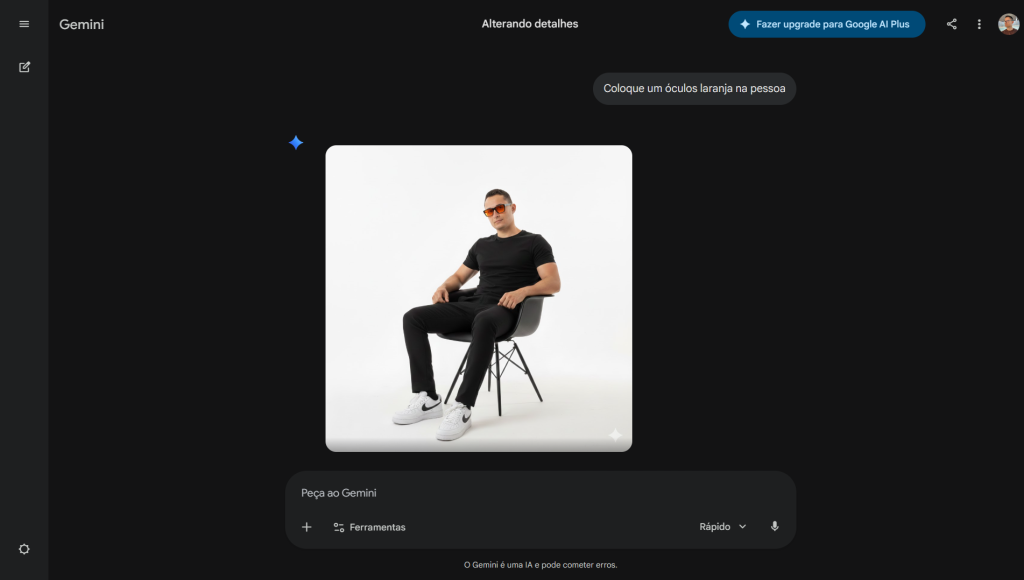 Edição de imagem por IA Gemini mostrando pessoa em estúdio com camiseta preta, calça preta, tênis Nike branco e óculos laranja adicionados.