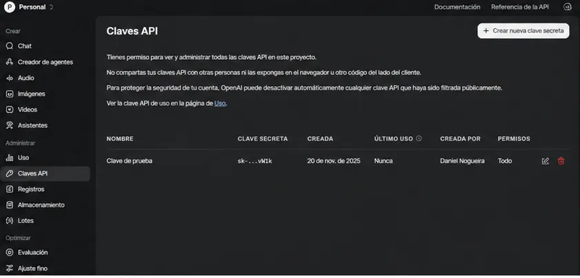 Interfaz de gestión de API Keys de OpenAI en modo oscuro, mostrando clave secreta activa llamada 'CrewAI Key', con fecha de creación, permisos y opciones de edición, usada para integrar agentes de inteligencia artificial en proyectos Python.