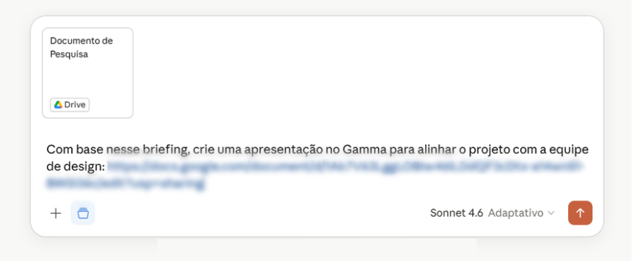 Interface de chat de IA contendo um arquivo anexado do Google Drive intitulado "Documento de Pesquisa". Abaixo, um prompt solicita a criação de uma apresentação no Gamma com base no briefing para alinhamento com a equipe de design.