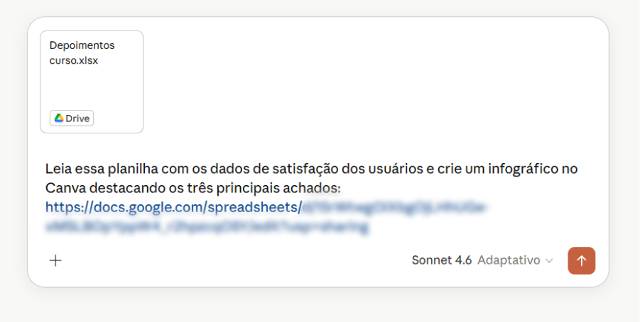 Interface de um chat de inteligência artificial contendo um arquivo anexado chamado "Depoimentos curso.xlsx" do Google Drive. Abaixo, há um comando de texto solicitando a análise da planilha com dados de satisfação dos usuários e a criação de um infográfico no Canva com os três principais achados.