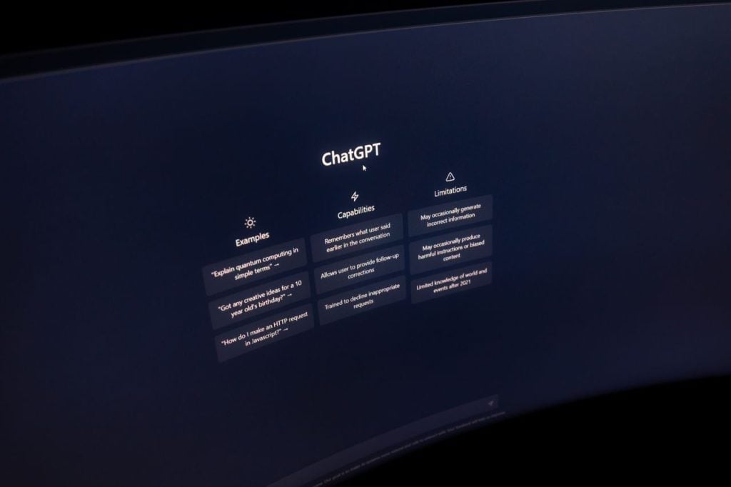 Tela inicial do ChatGPT exibindo as colunas de exemplos, capacidades e limitações do assistente de IA da OpenAI.