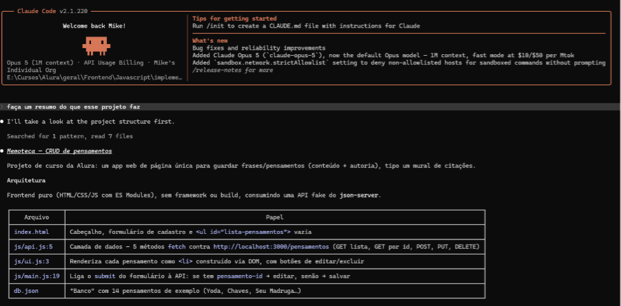Captura de tela do terminal Claude Code exibindo a resposta a um comando para resumir um projeto. O resultado apresenta uma visão geral do projeto "Memoteca" (CRUD de pensamentos em JS puro) e uma tabela detalhando a arquitetura e o papel dos arquivos